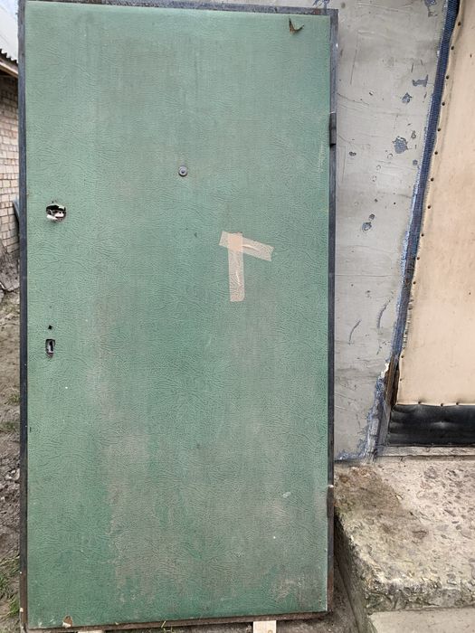 Двері миталеві з врізаним замком