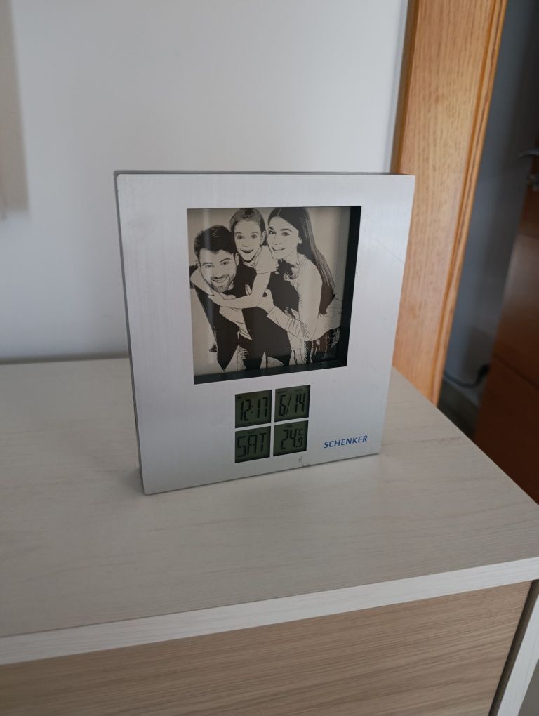 Moldura com luz e identificação da data, hora e temperatura da casa