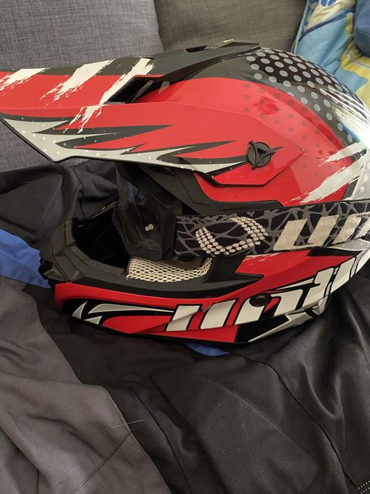 Capacete, casaco e óculos de mota