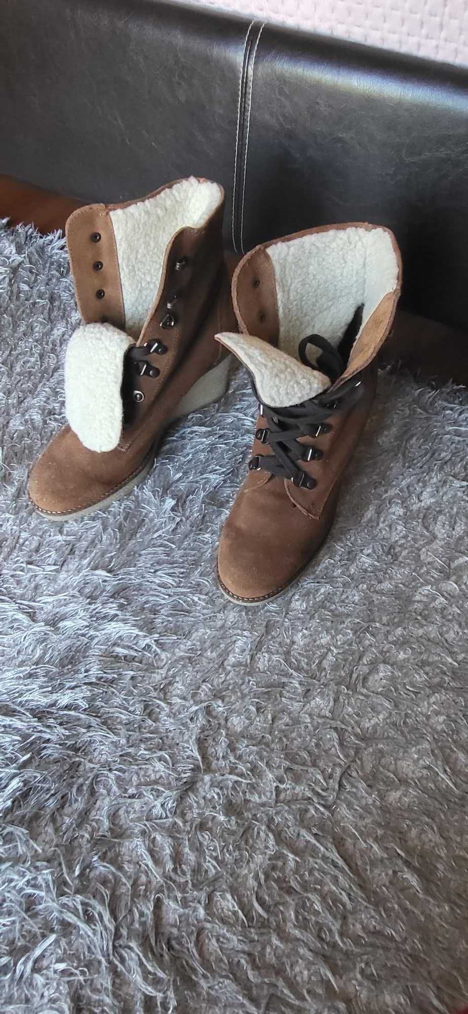 Botas castanhas cunha pele camurça com pelo branco Eden