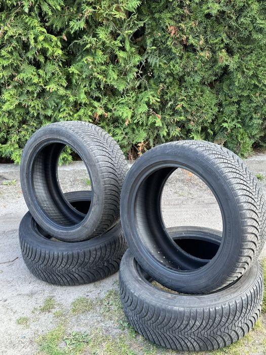 Sprzedam dwa komplety Oponon Wielosezonowych