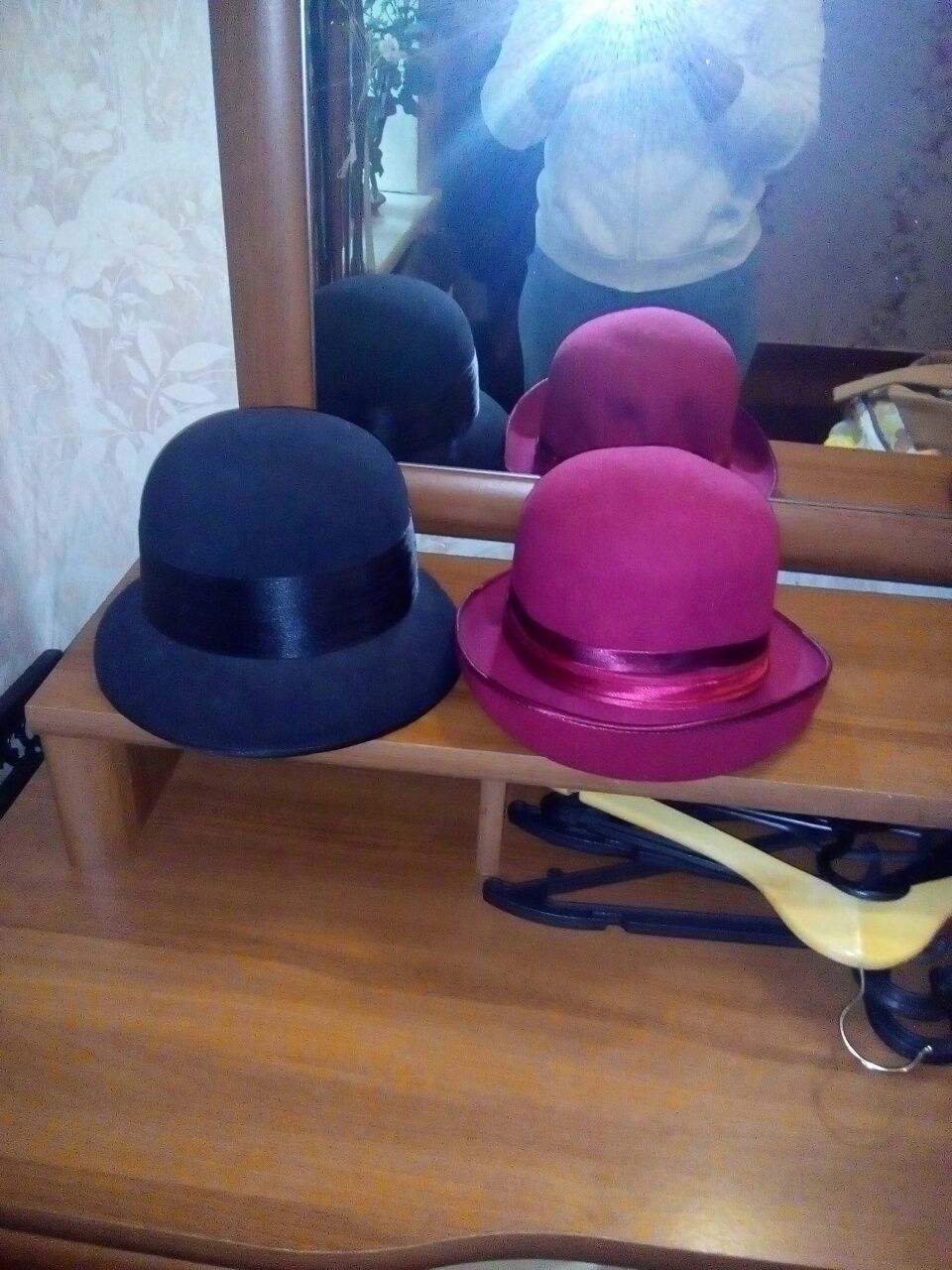 Три  женские шляпки