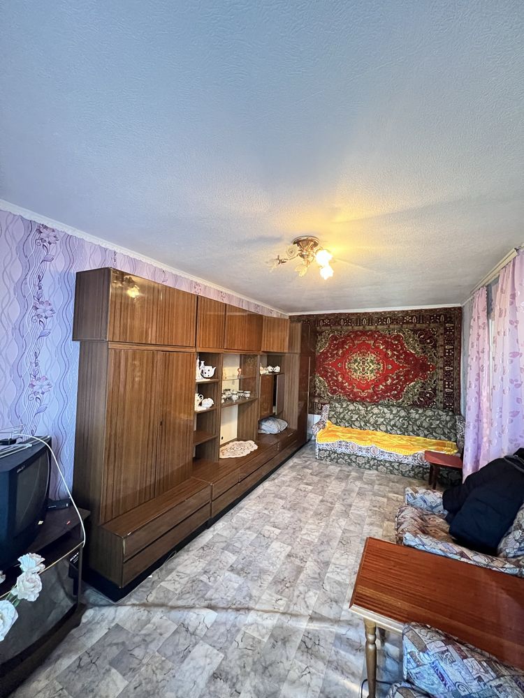В Продажу 1 к к на Колодязній в житловому  стані