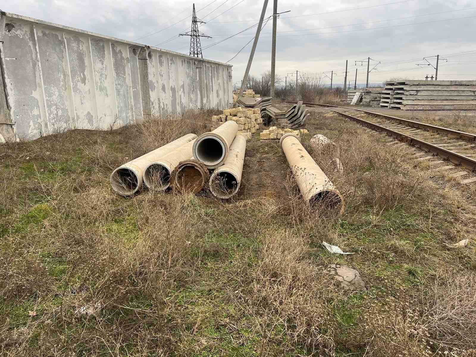 Продам : залізобетонні труби, клюшки-21, плити, камінь