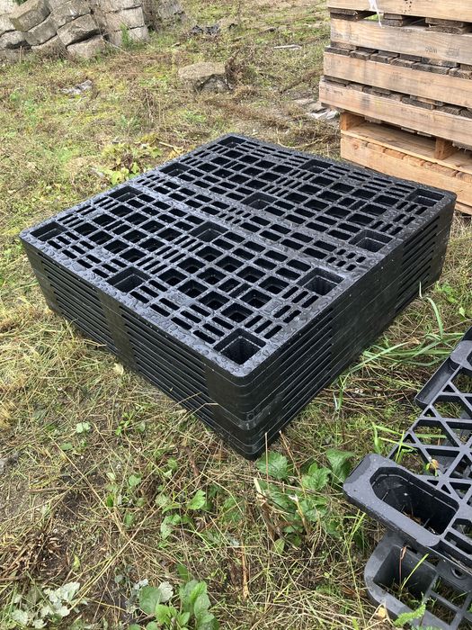 Palety plastikowe 100 x 100