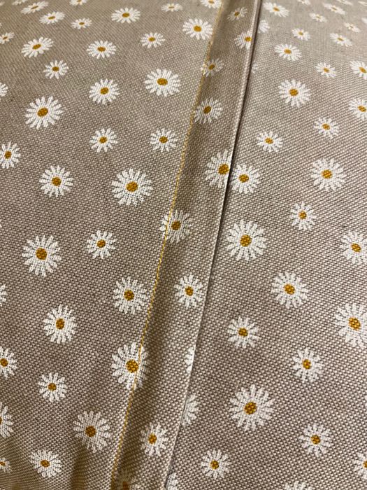 Almofada decorativa Daisy, da Moira, com estampa de margaridas