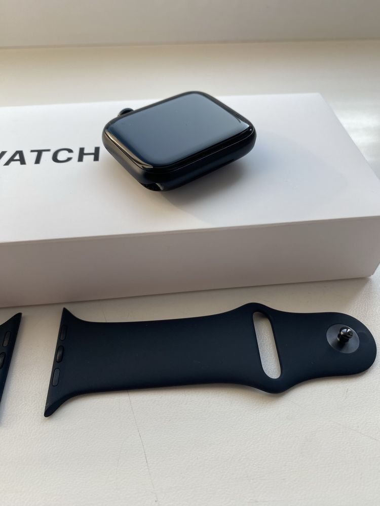 Apple Watch SE 2 покоління 44 mm міліметри