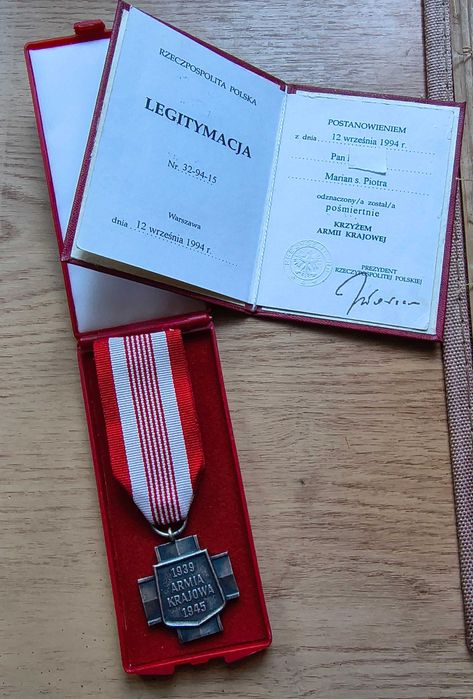 KRZYŻ Armii Krajowej z legitymacją