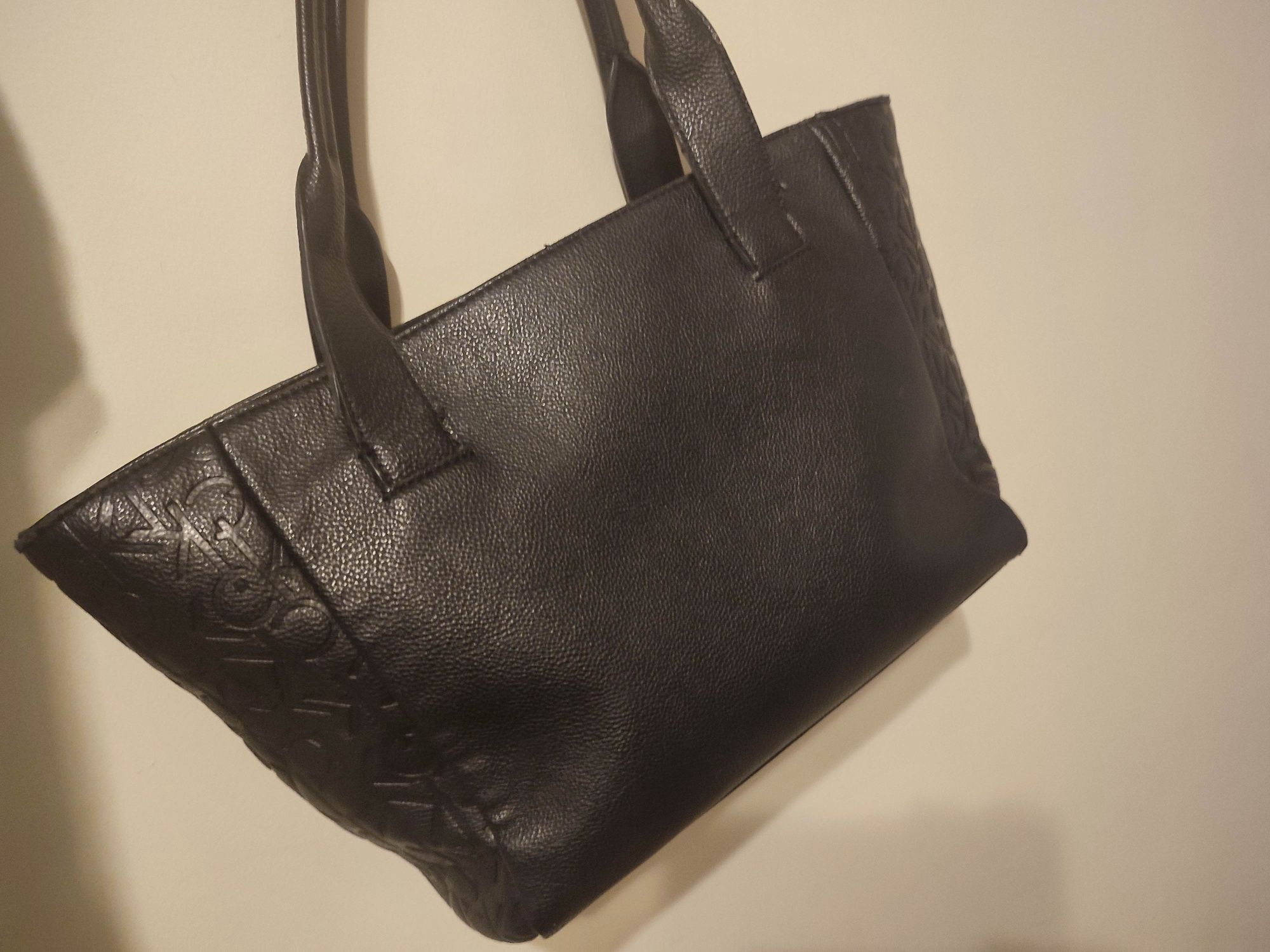 Calvin klein torebka kuferek czarna oryginalna uzywana
