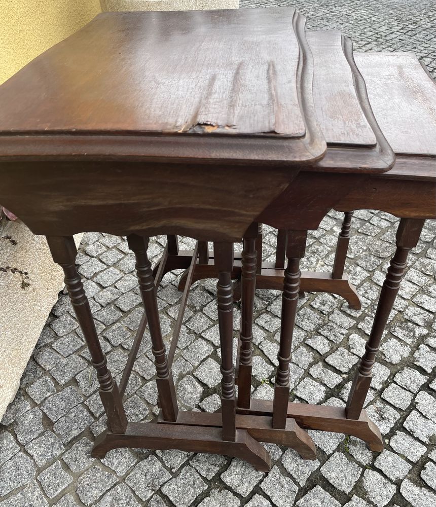 Mesa de suporte com duas mesas avançadas, em madeira mogno.