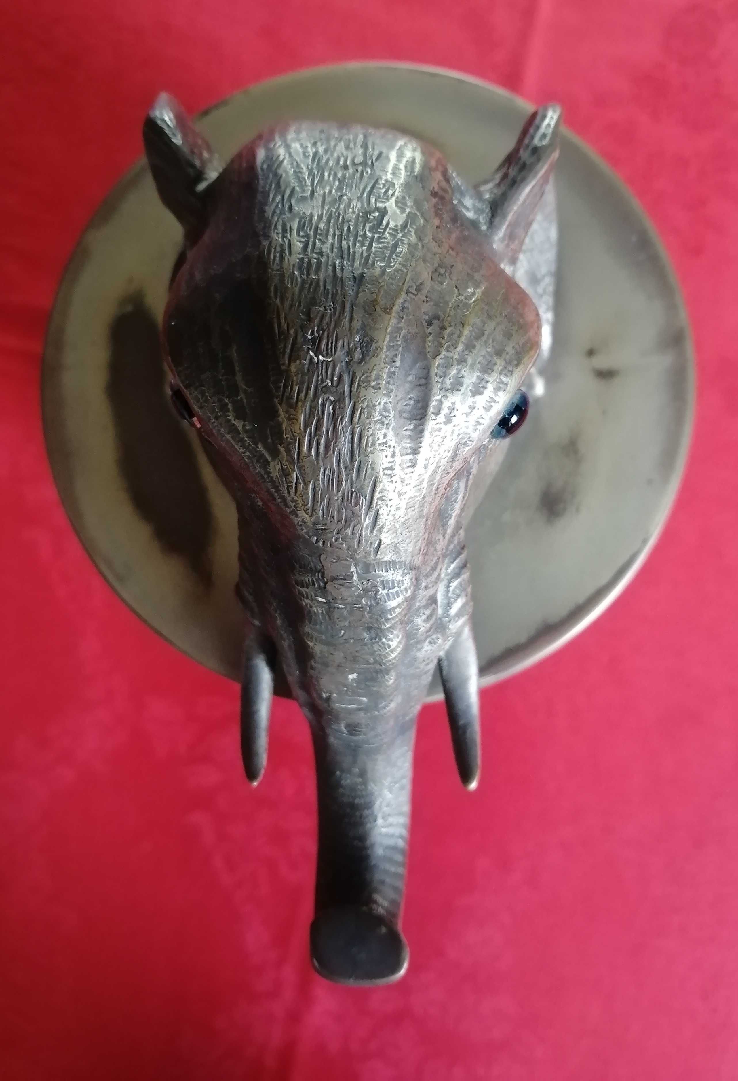 Caixa Antiga com escultura