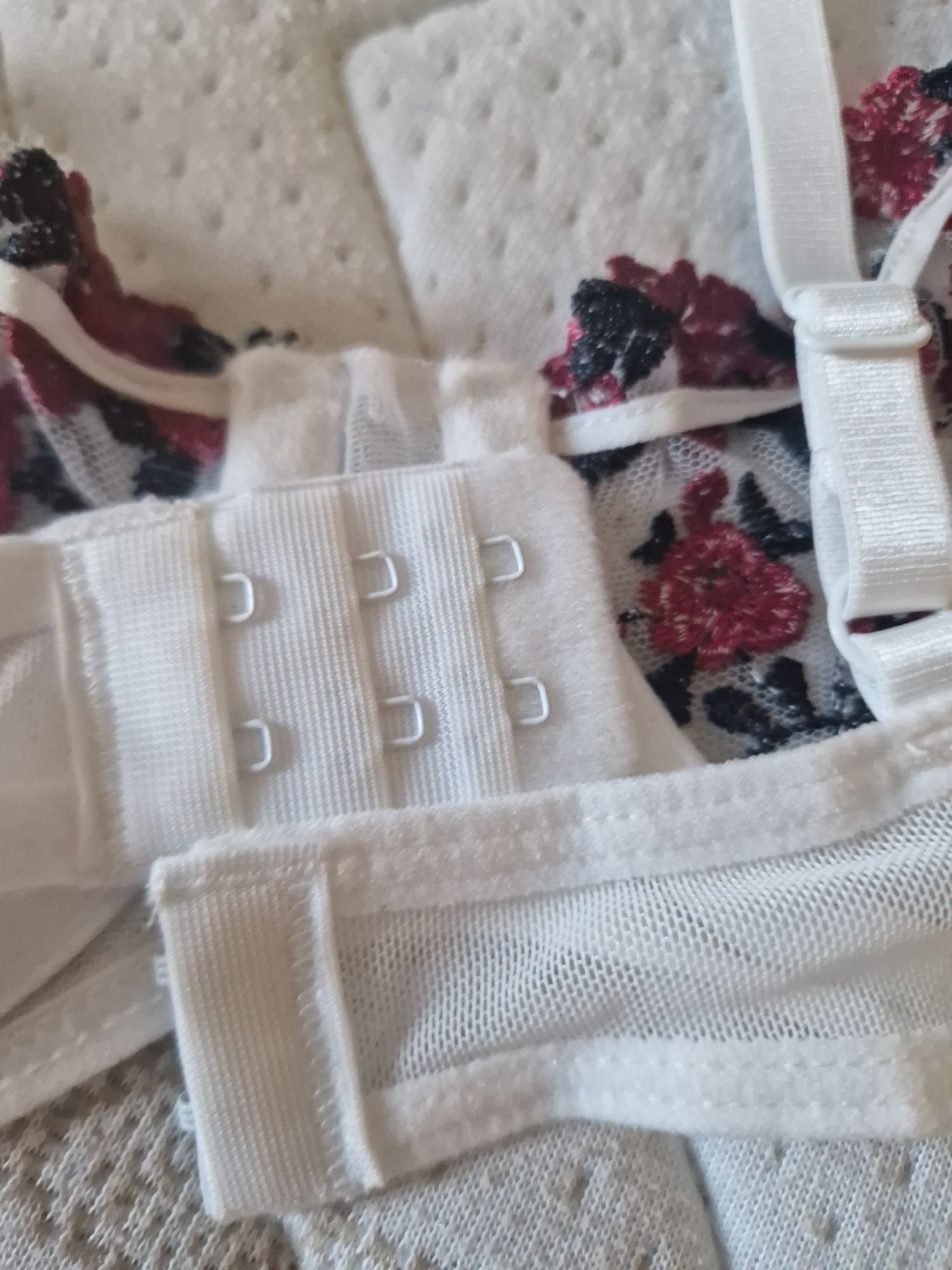 Zmysłowy biały komplet bielizny z czerwonym haftem kwiatowym, M 38