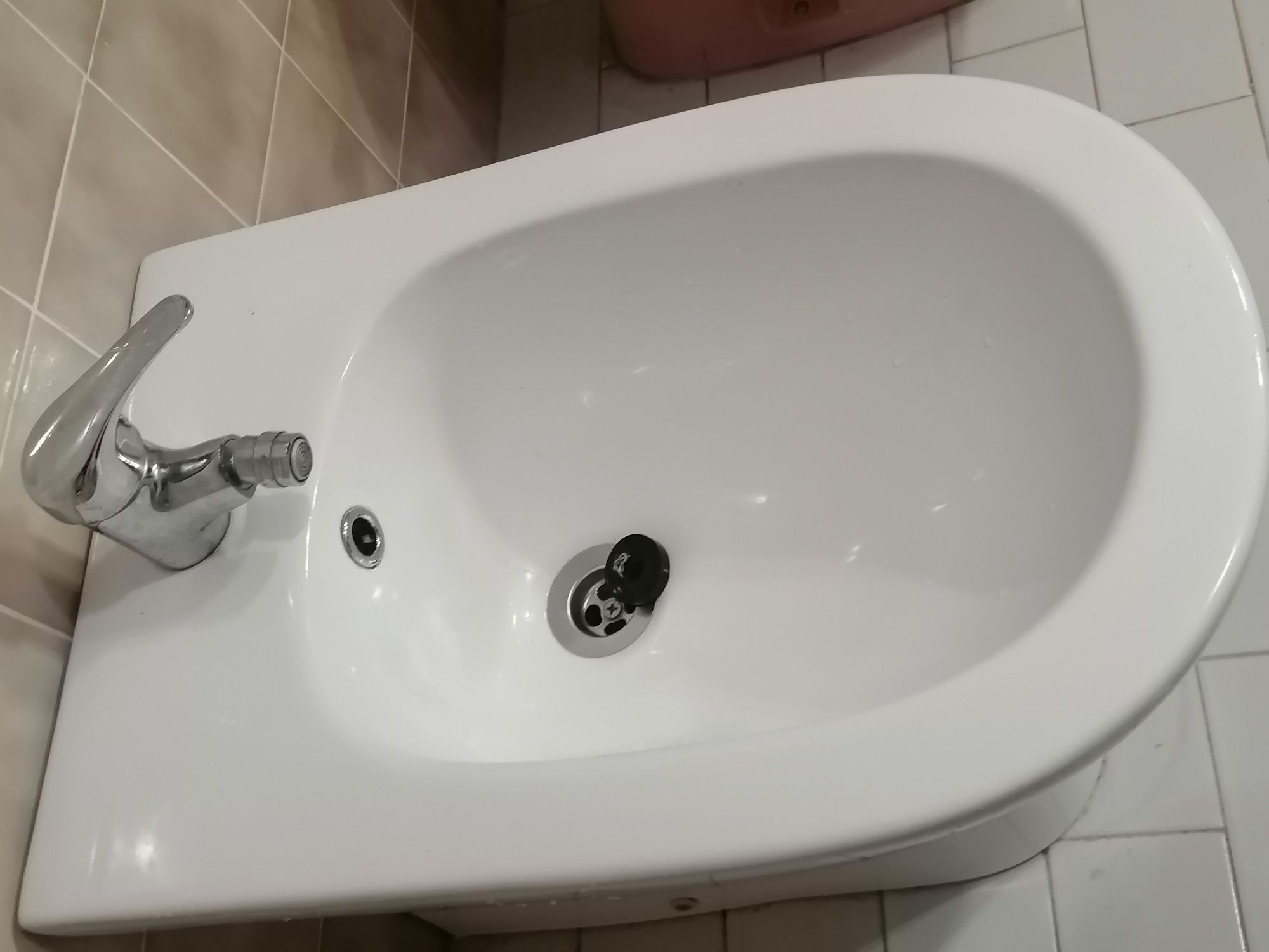 Bidé com misturadora