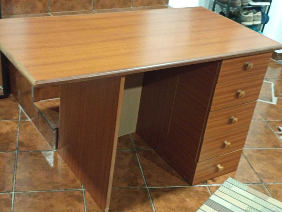 Secretária c/ gavetas p/ 1 adulto ou 2 crianças