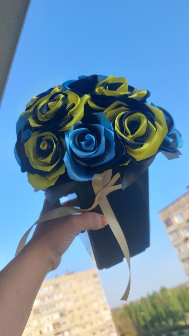 Букет з атлосних троянд, квіти на кладовище