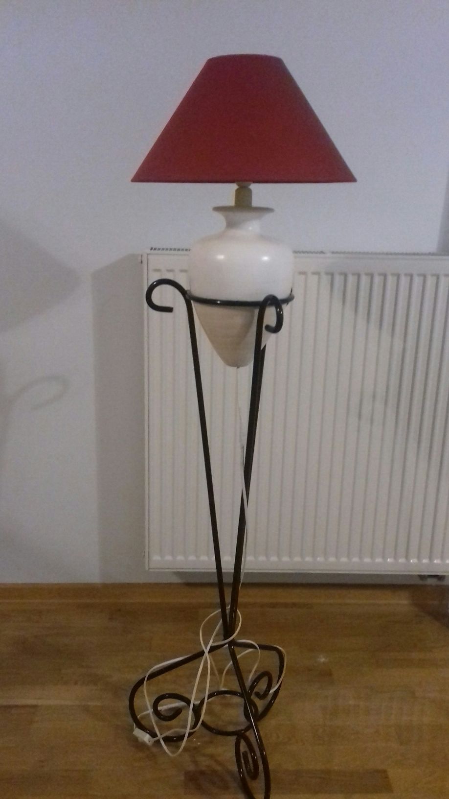 Ładna lampa stojąca do pokoju