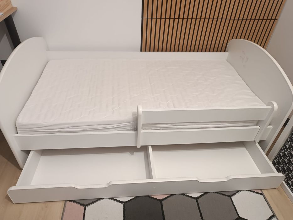 Łóżko dziecięce 160x90 z materacem. Białe