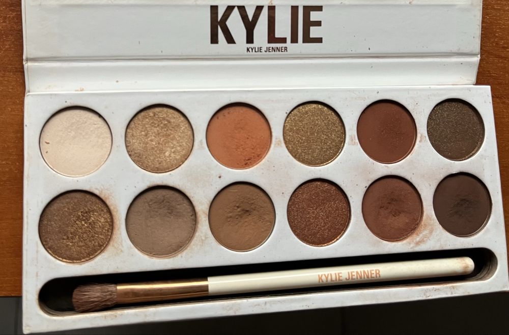 KYLIE Jenner Cosmetics cienie brązy