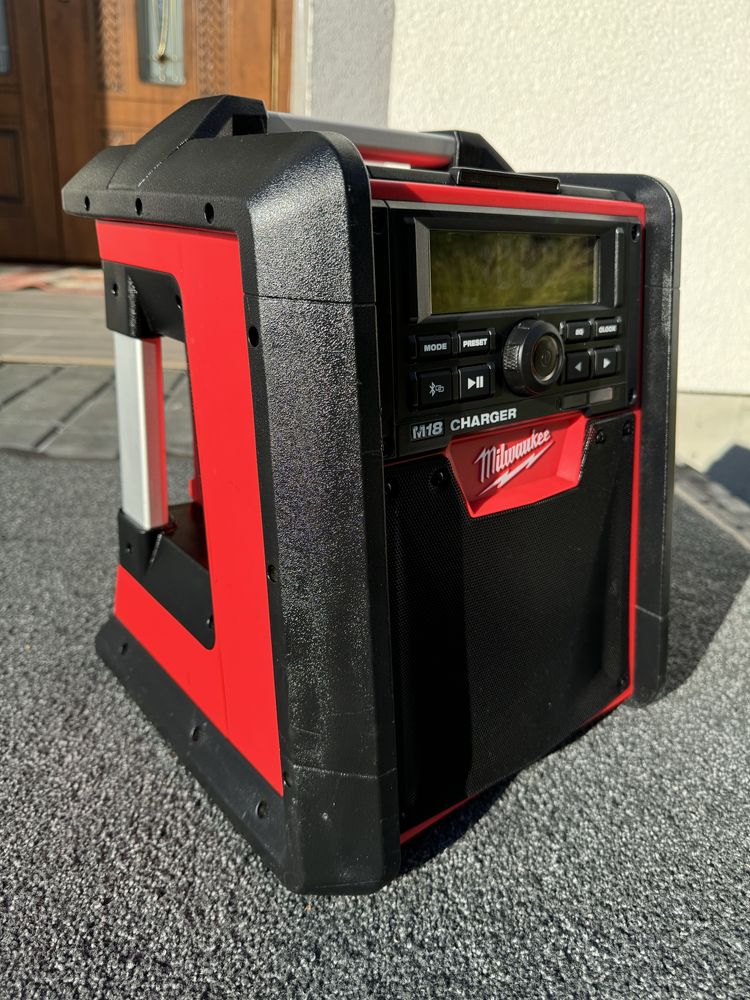 Зарядний пристрій з радіо Milwaukee M18 RC-0