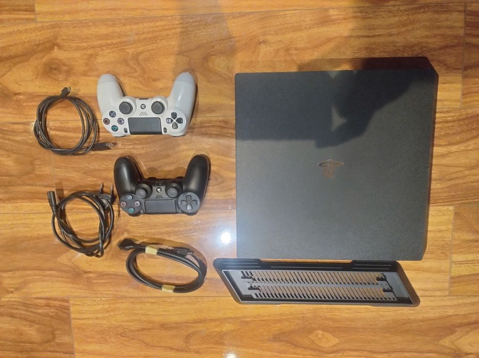 Konsola ps4 pro 1tb + gow