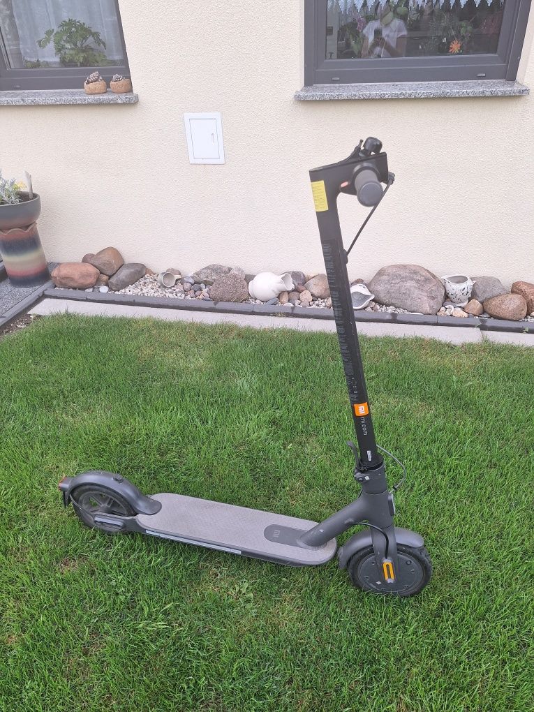Na sprzedaz elektryczna hulajnoga xiaomi mi essential