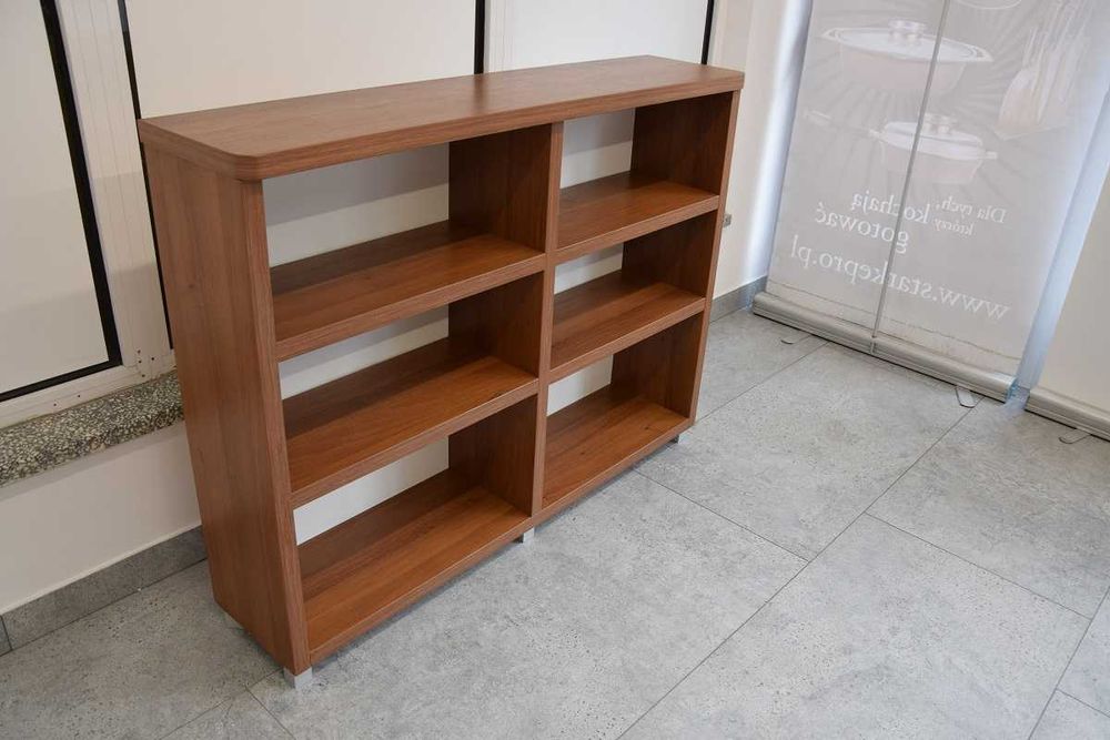 regał z półkami w dobrym stanie