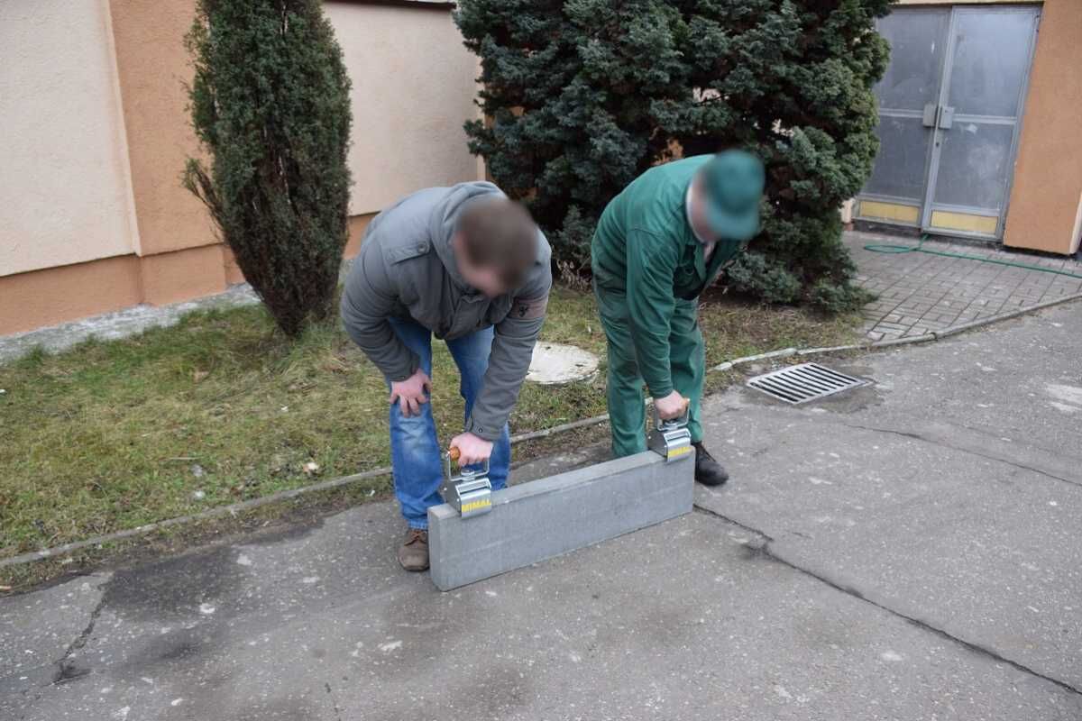 Ręczny chwytak walizkowy Mimal RCW do obrzeży krawężników kostki