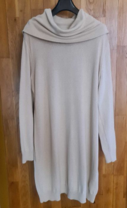 Kremowy sweter-sukienka