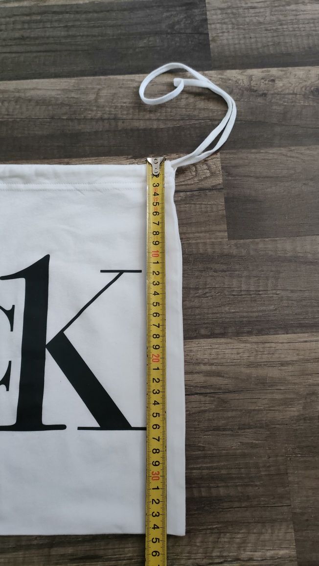 świetny woreczek CALVIN KLEIN w idealnym stanie
