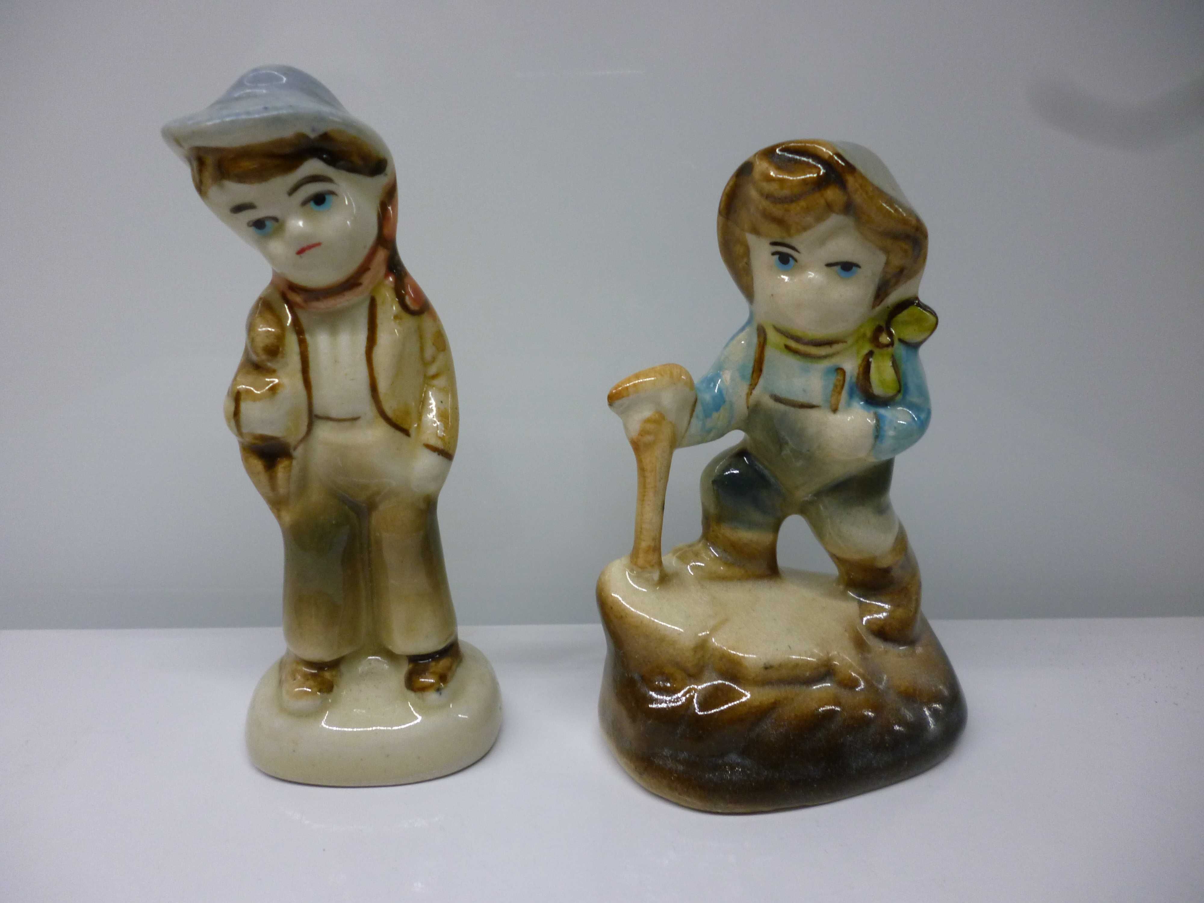 Ceramiczne figurki chłopiec z misiem i tobołkiem dworska para Villeroy