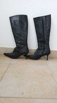 Botas pretas em pele