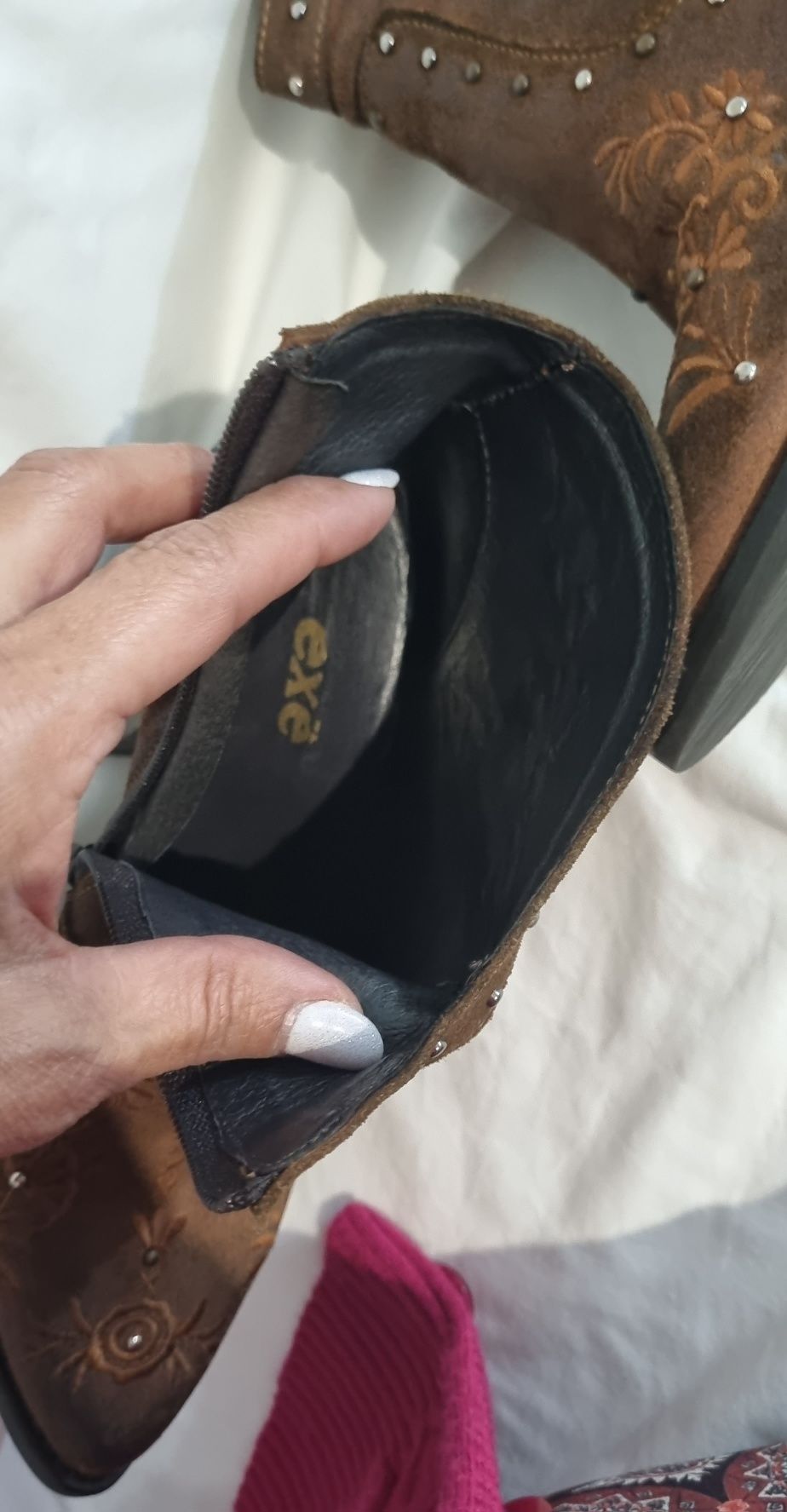 Botas de cano curto em pele