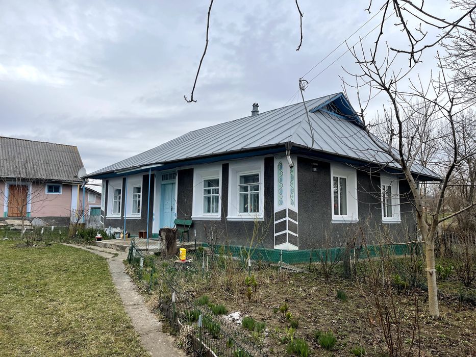 Будинок з господарськими будівлями та земельною ділянкою