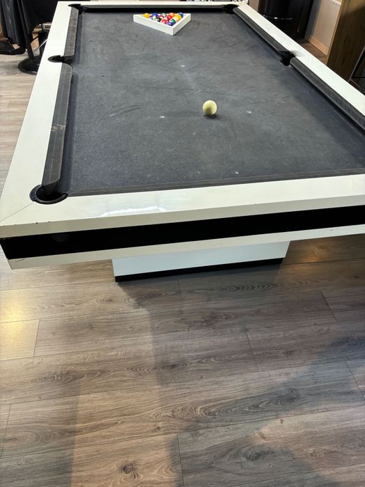 Vendo bilhar preto e branco