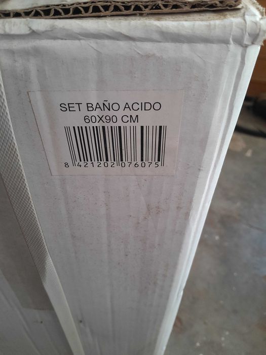 lavatórios em vidro temperado, com espelho e torneira