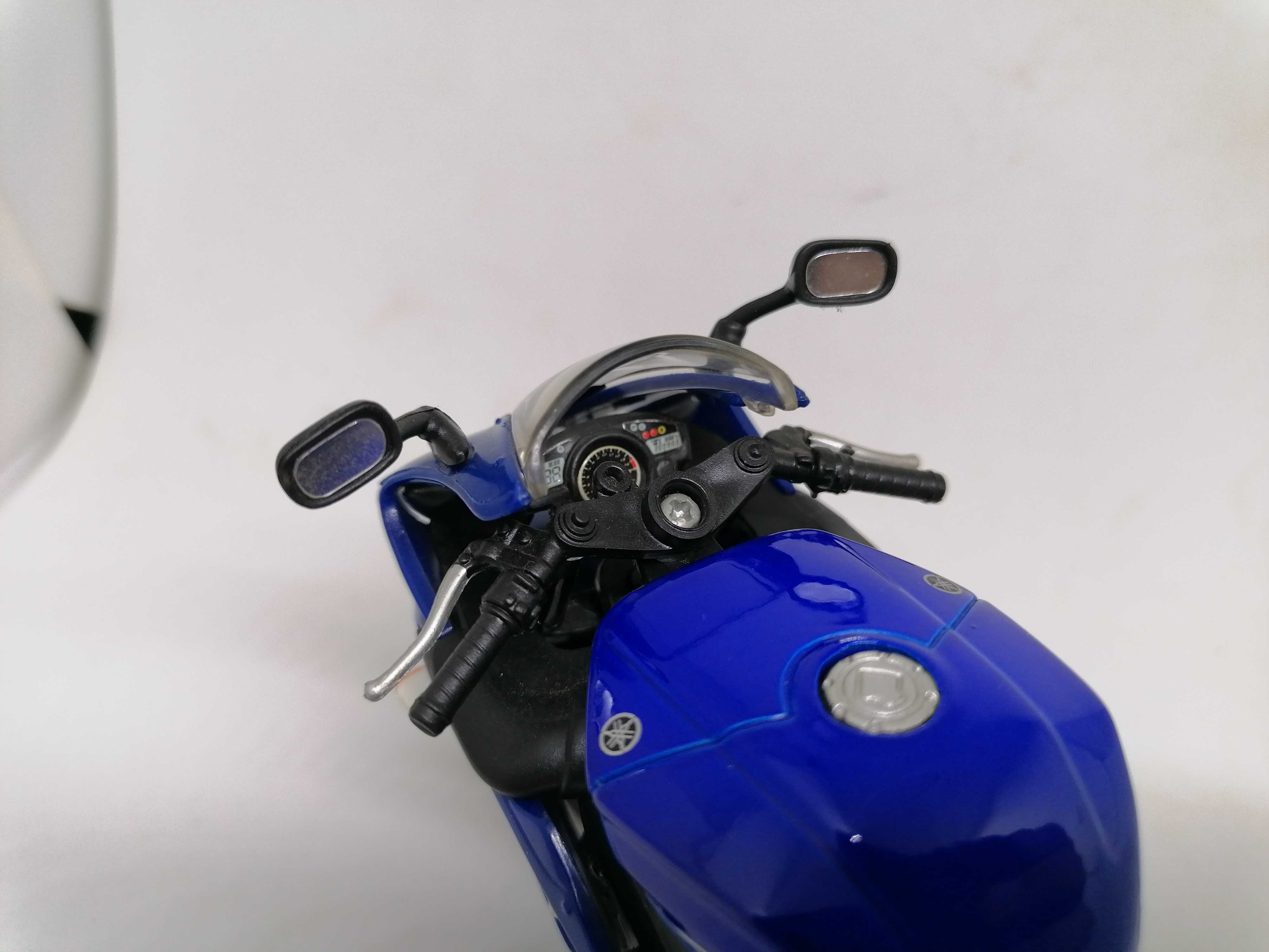 Yamaha YZF-R1 Maisto 1/12 + książka z motocyklami