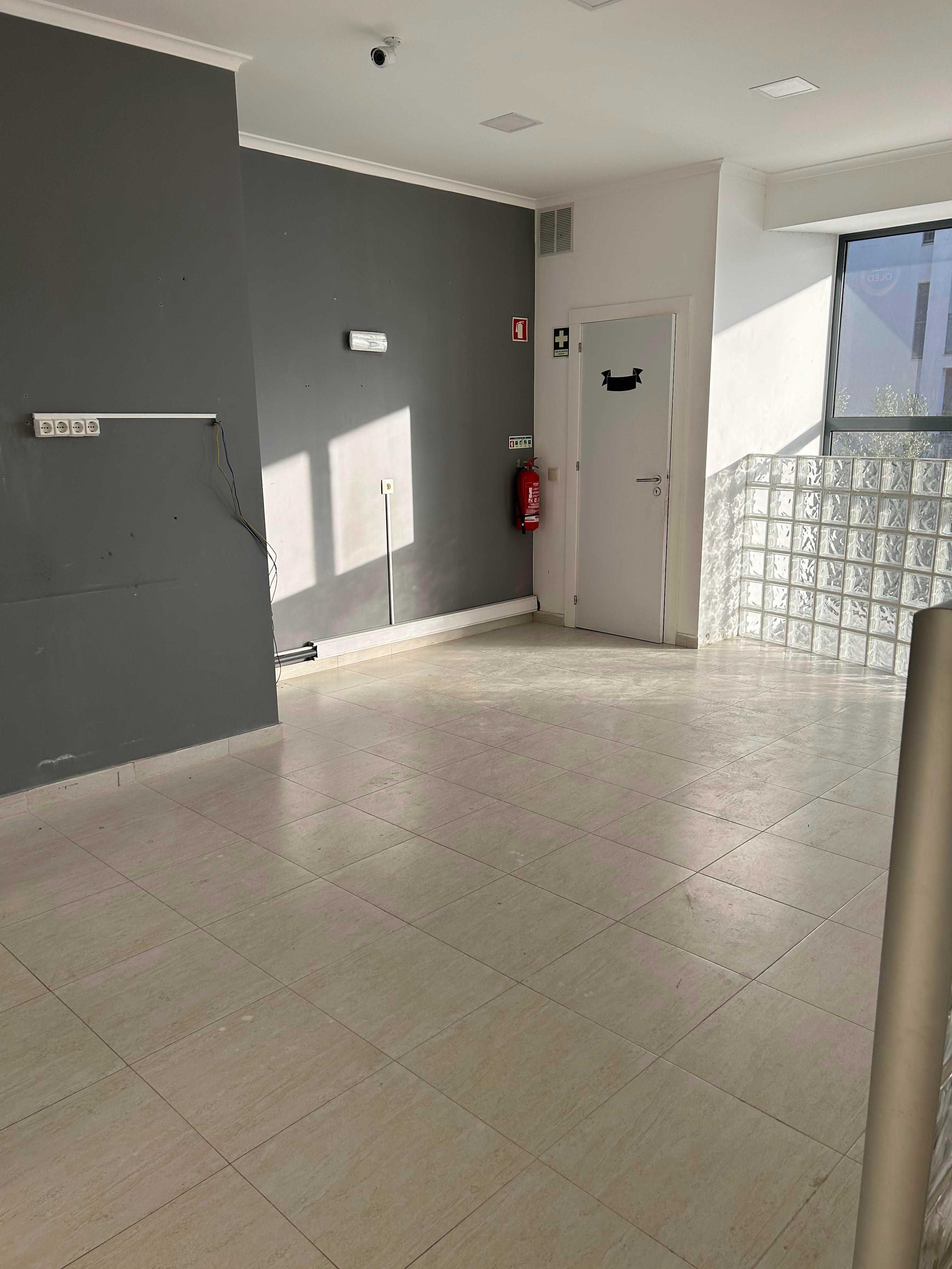 Arrenda-se espaço comercial/loja em Loures