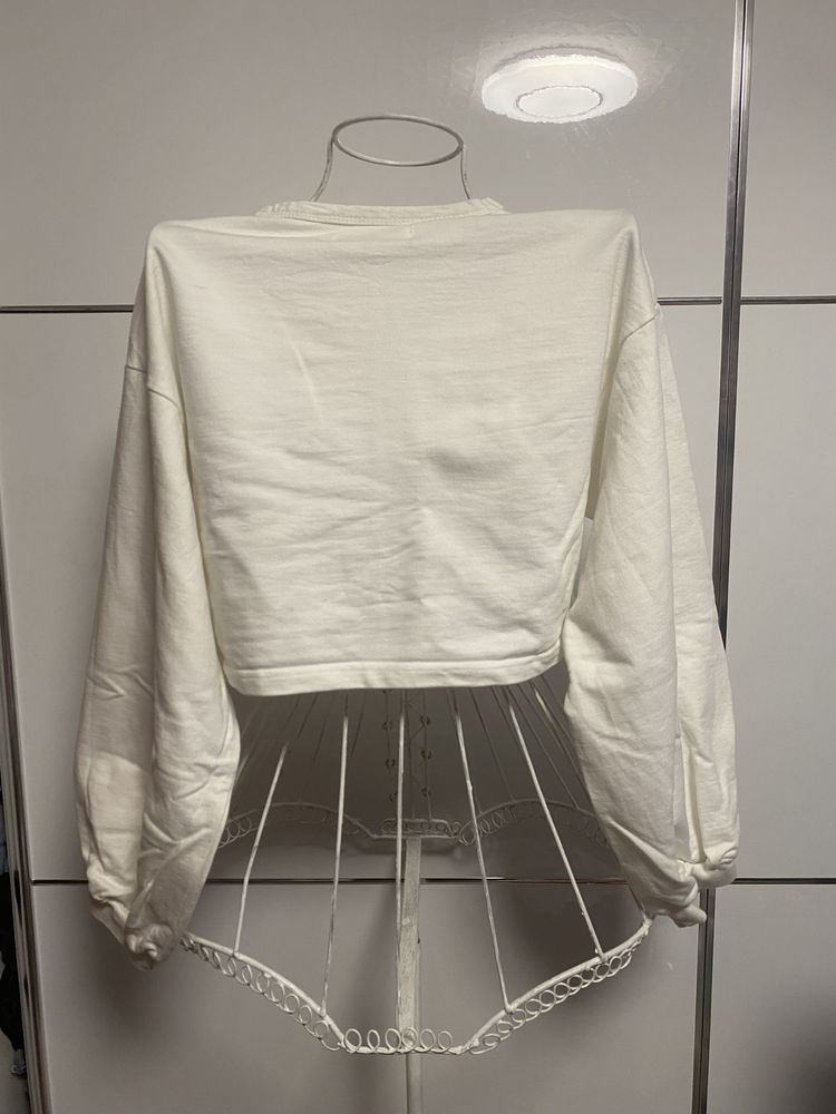 Biała bluza z krótkim stanem crop top z ozdobnymi bufiastymi rekawami