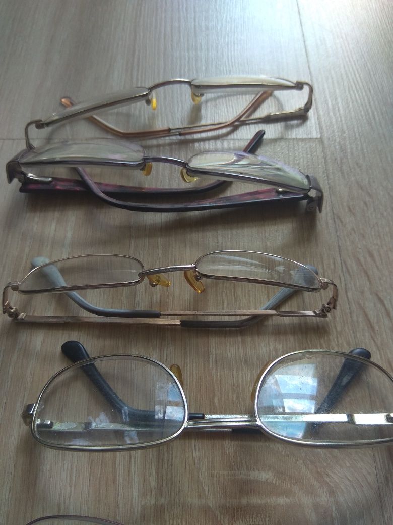 Pięć par okularów korekcyjnych - do naprawy lub na części