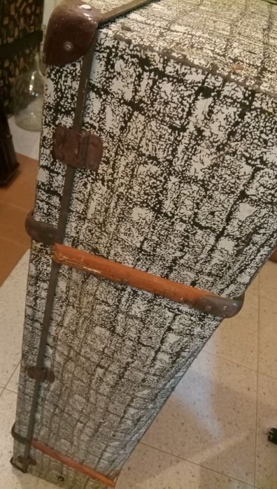 Grande malão antigo de viagem