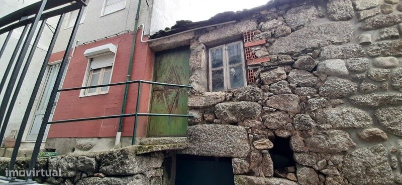 Venda judicial de moradia para remodelar em Alvoco da Serra