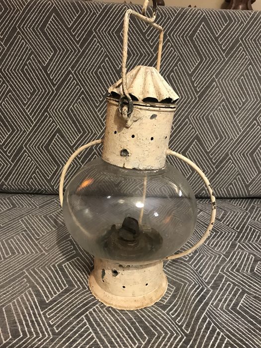 Lanterna antiga com globo