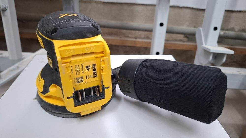 Szlifierka DeWALT DCW210