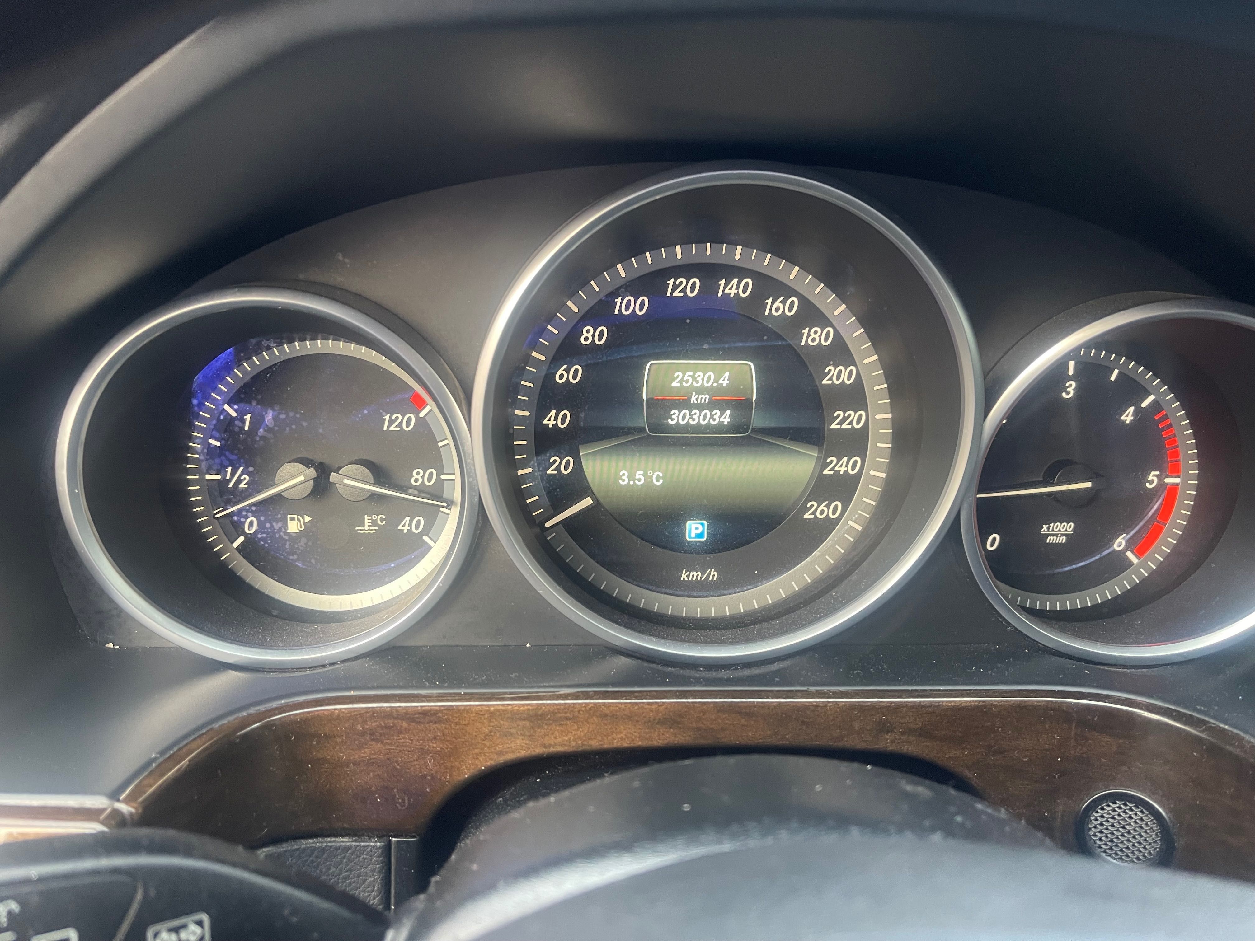 Легковий автомобіль Mercedes E200