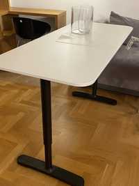 Białe biurko regulowane Ikea Galant