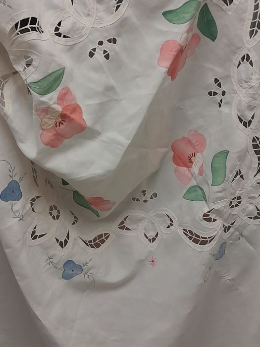 Toalha bordada em linho para mesa