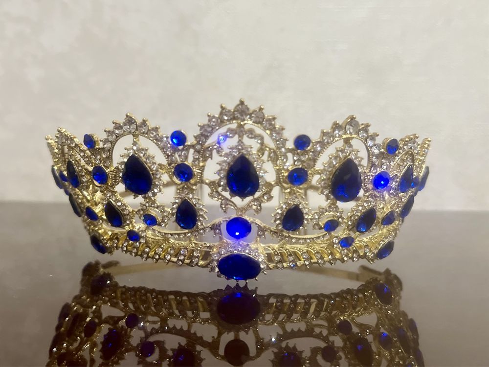 Діадема, корона, тіара з синіми каменями
