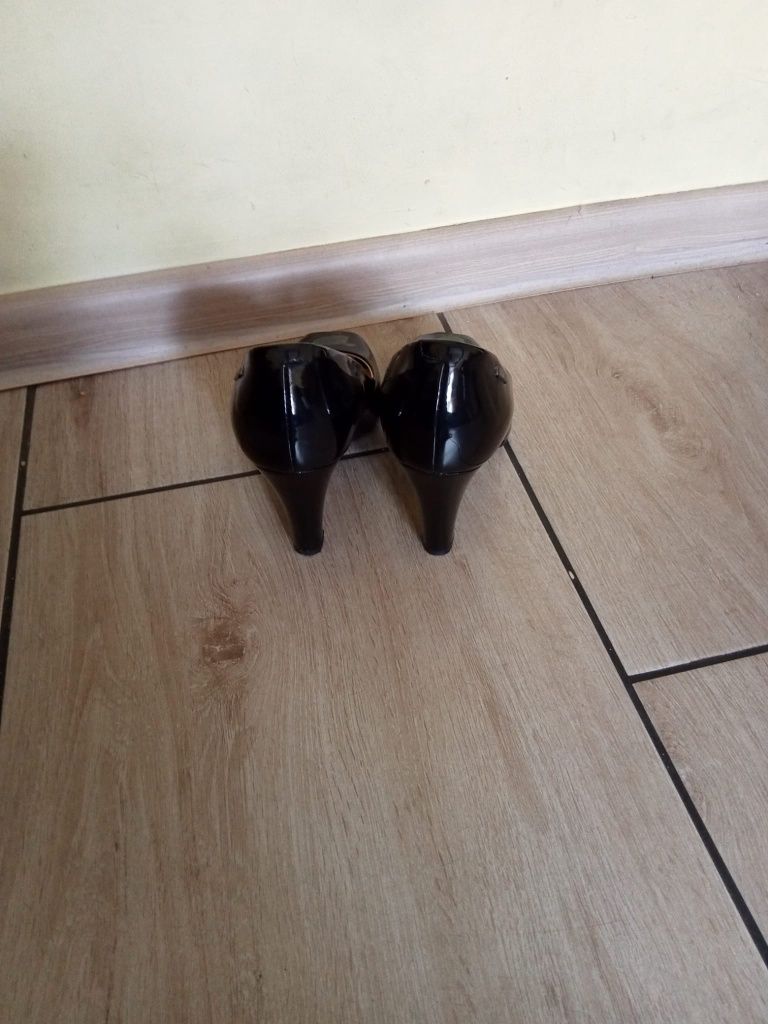 Eleganckie czarne buty na obcasie, rozmiar 36