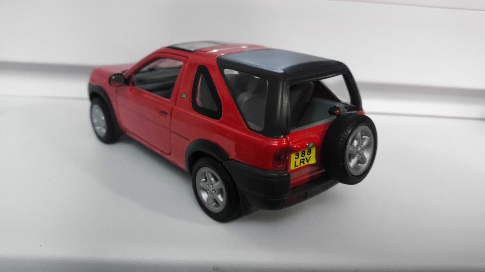 Модель, машинка Land Rover 2001 Freelander 1.24 Welly