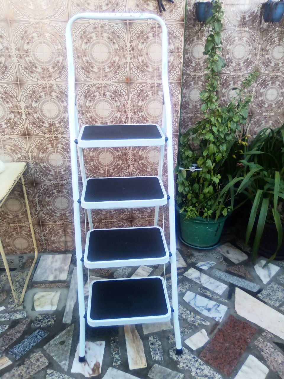 Escada Nova de 4 degraus muito rubosta e resistente
